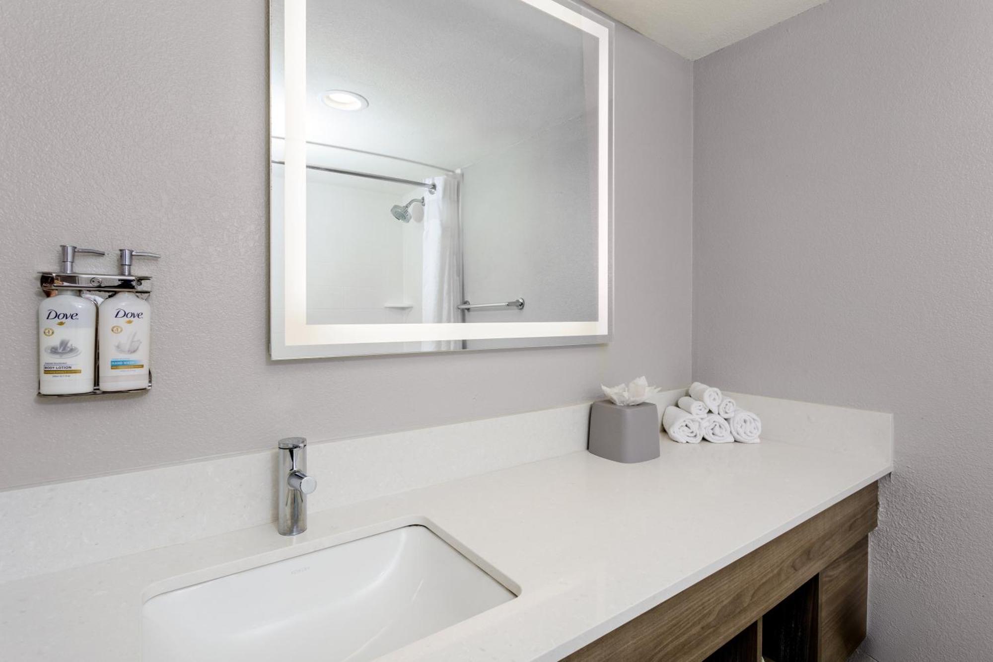 Holiday Inn Express & Suites Oceanfront Daytona Beach Shores By Ihg Exterior foto