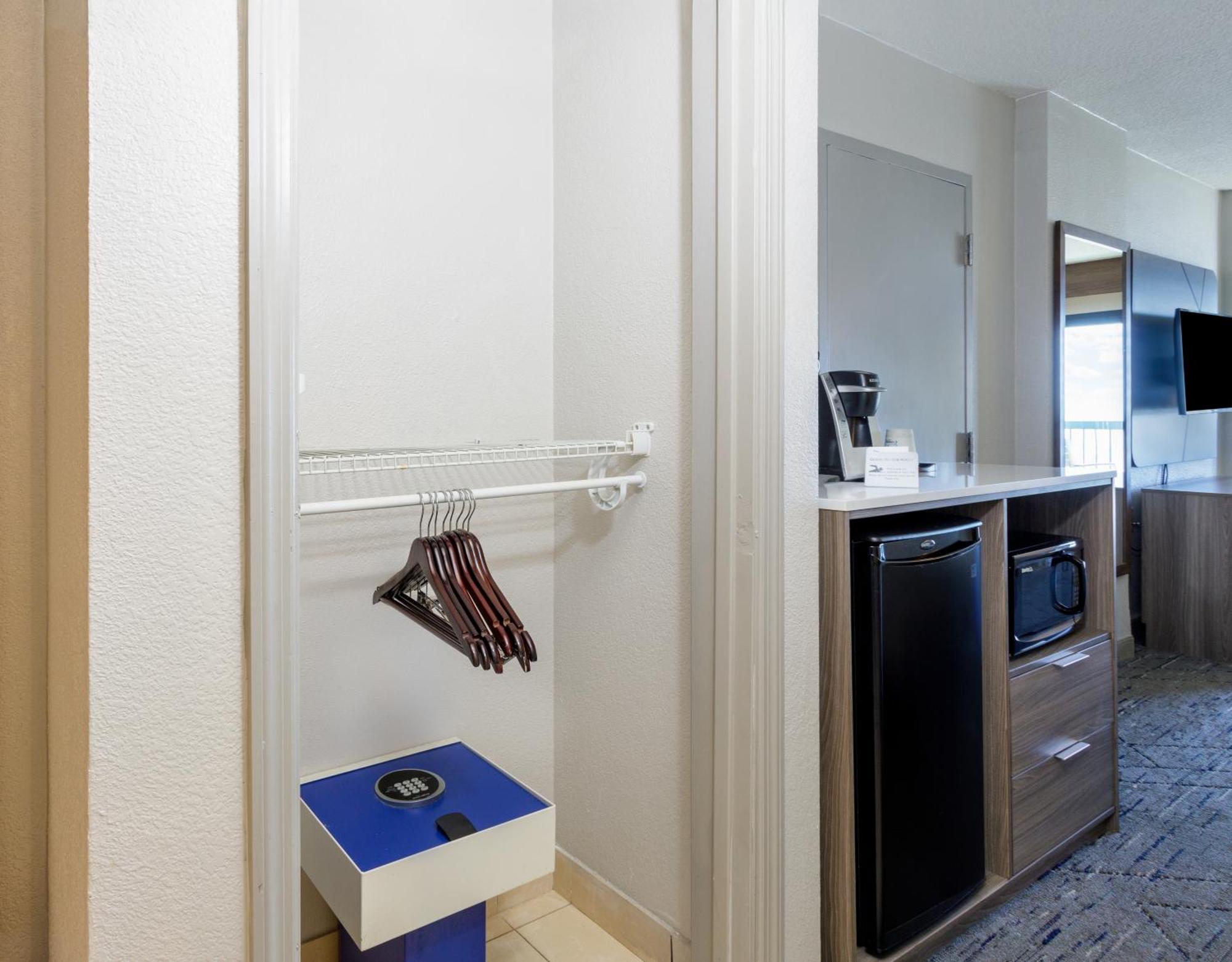 Holiday Inn Express & Suites Oceanfront Daytona Beach Shores By Ihg Exterior foto