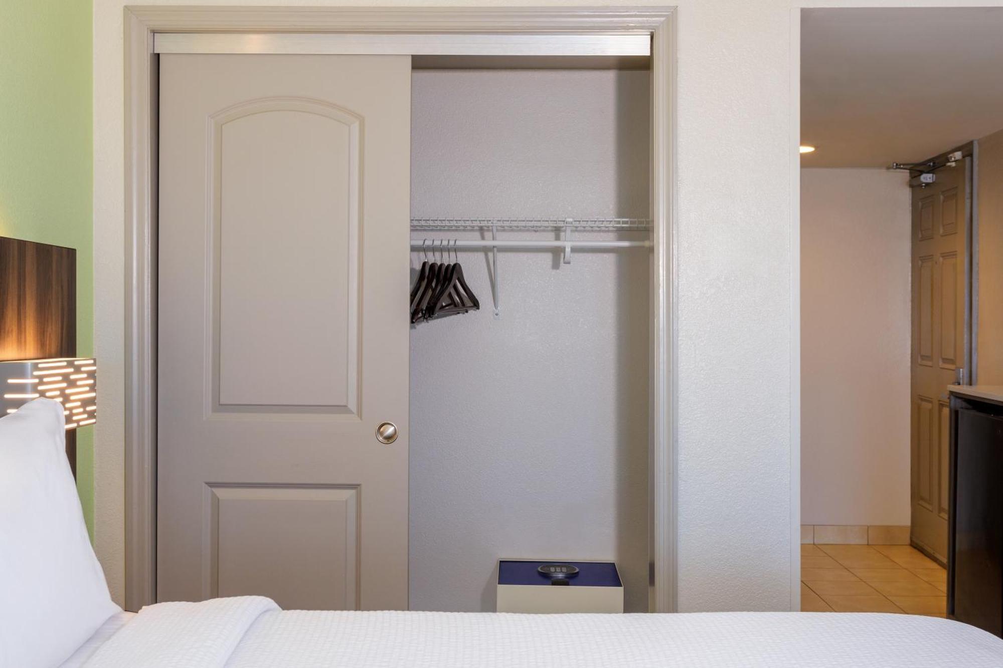 Holiday Inn Express & Suites Oceanfront Daytona Beach Shores By Ihg Exterior foto