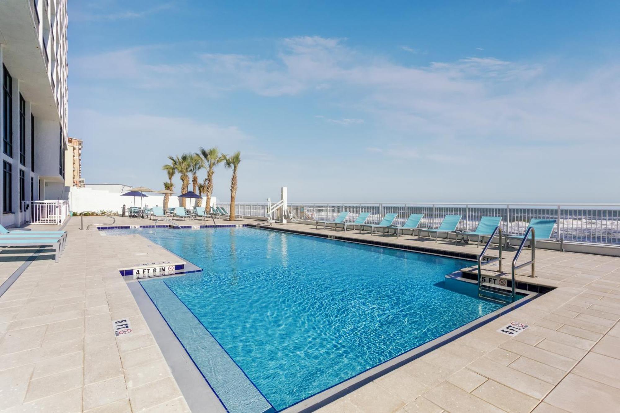 Holiday Inn Express & Suites Oceanfront Daytona Beach Shores By Ihg Exterior foto
