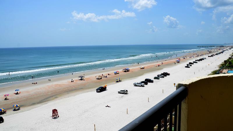 Holiday Inn Express & Suites Oceanfront Daytona Beach Shores By Ihg Exterior foto